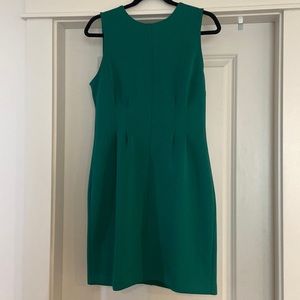 Curve fitting green midi dress.